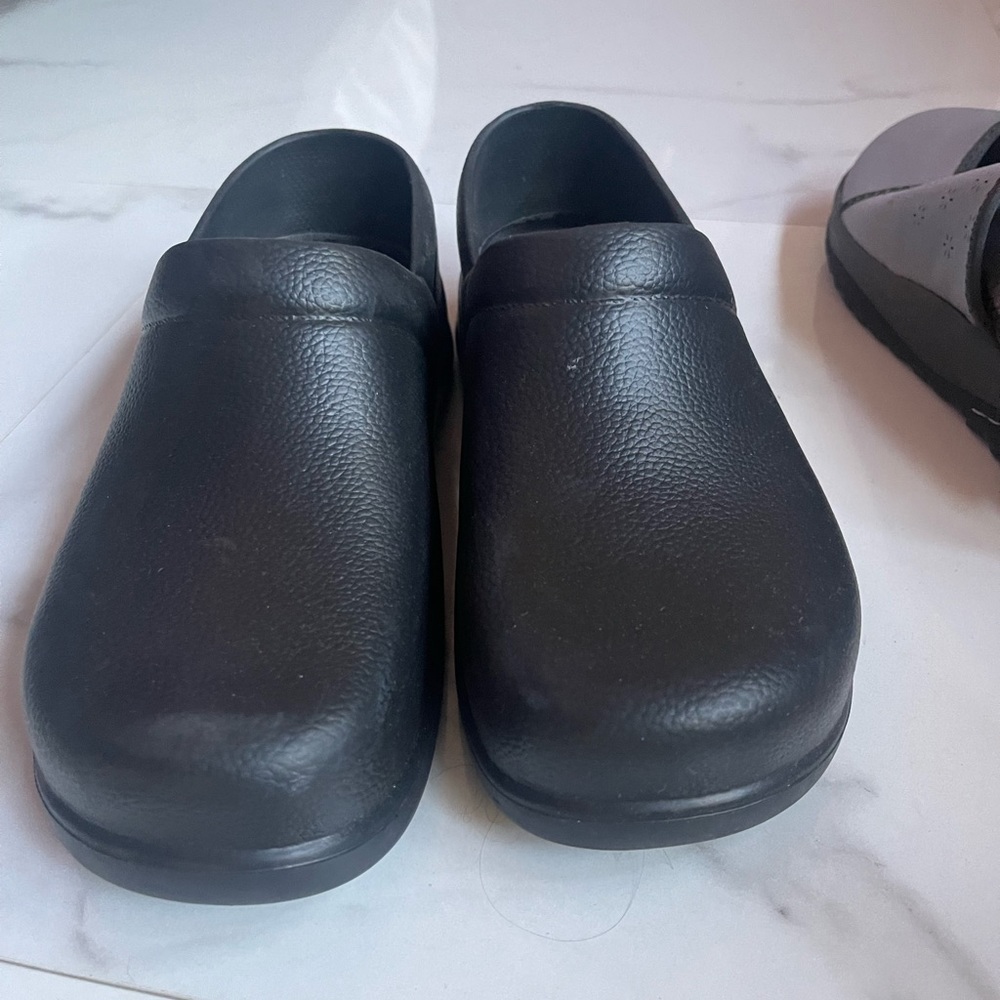 Size 10/41 StepZ Memory Foam Clogs